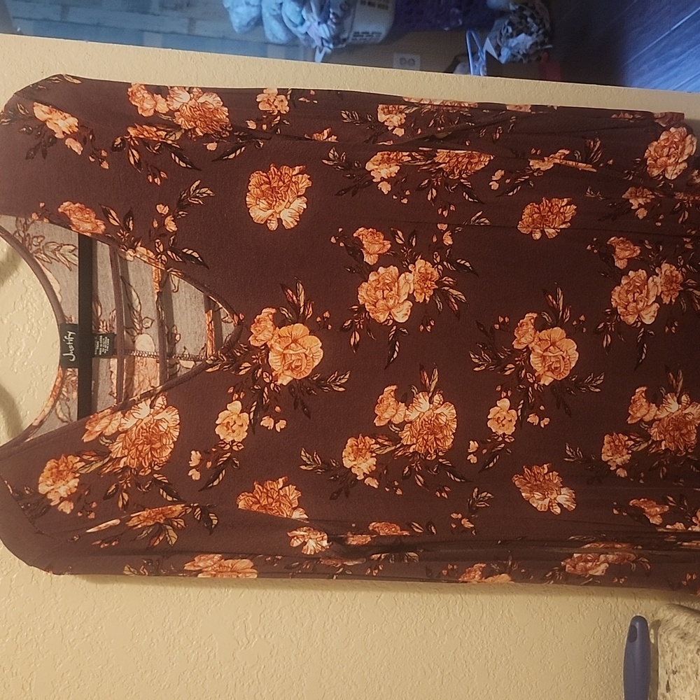 Justify women's dress. Box 21